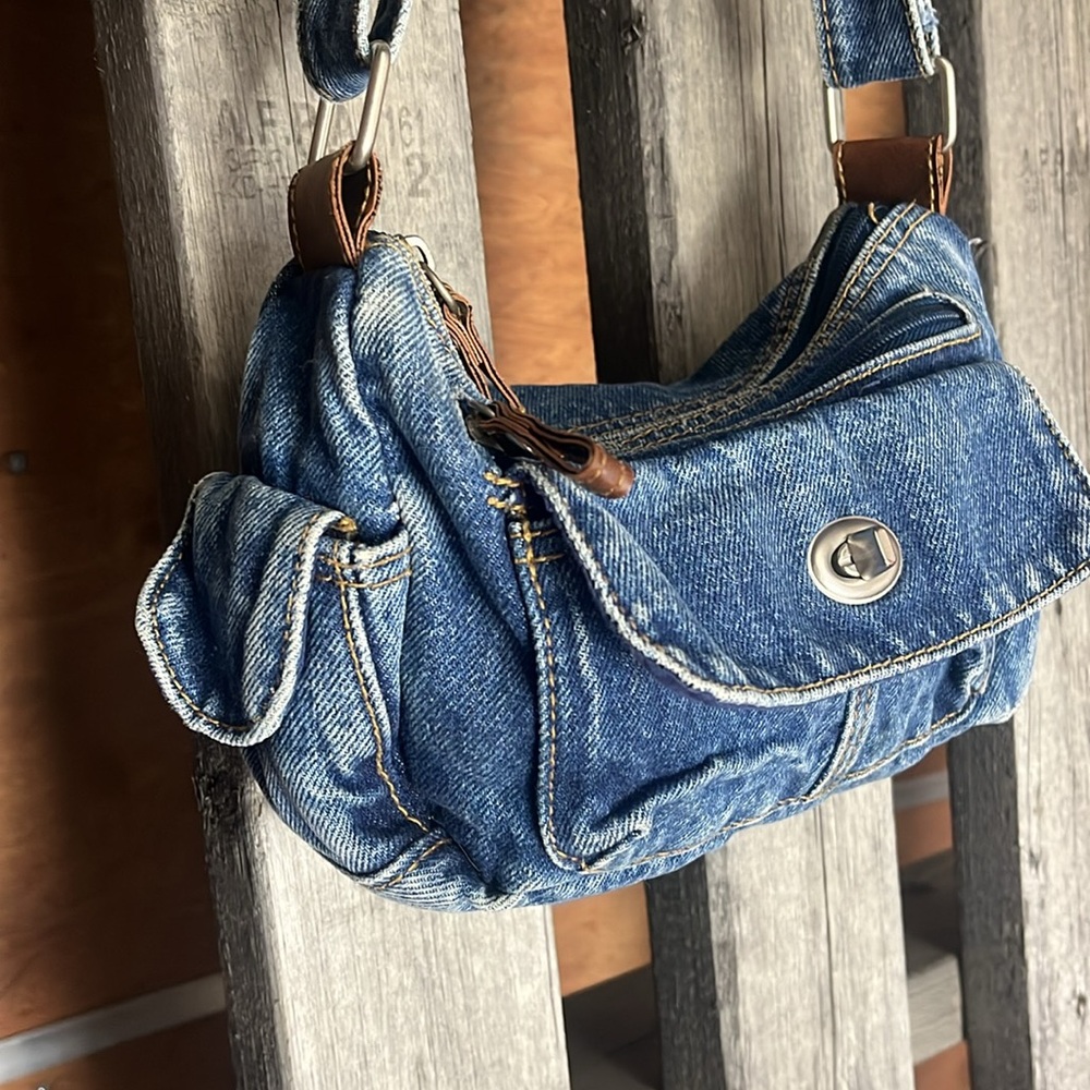 Sleek Black Crossbody Bag with Adjustable Strap and Secure Closure